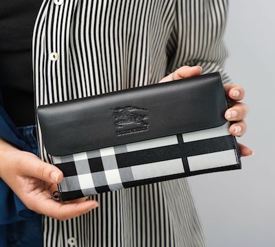 جزدان Burberry للرجال والنساء جلد متعدد الجيب  
